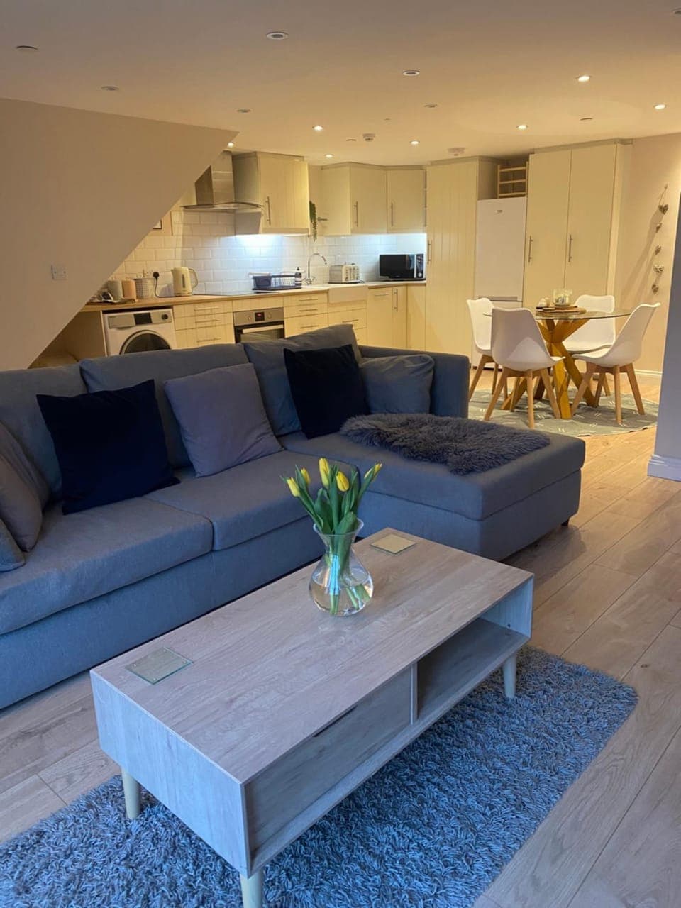 Kitchen or kitchenette, Living room, Seating area, Dining area