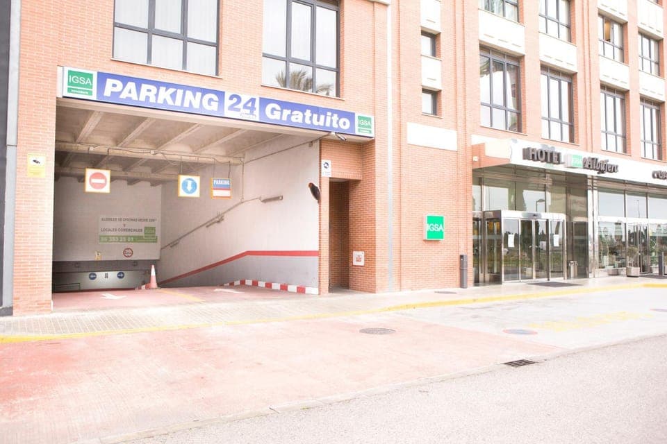 Facade/entrance, Area and facilities