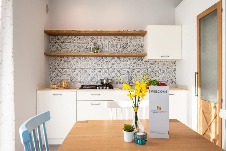 Kitchen or kitchenette, Dining area, stove