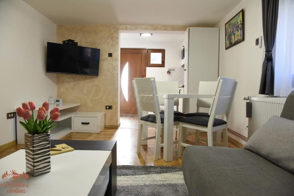 TV and multimedia, Living room, Seating area, Dining area