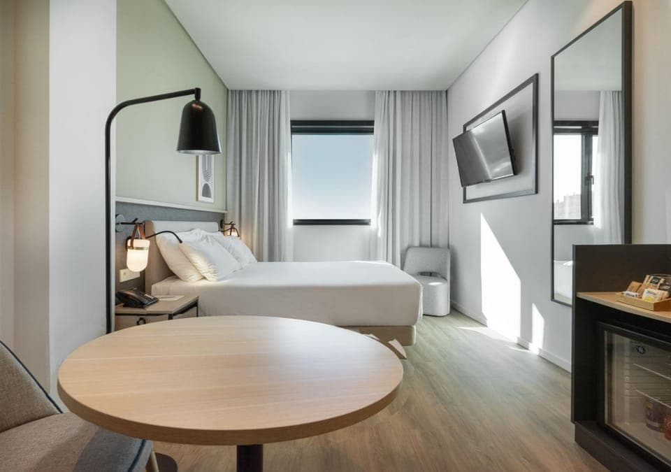 Bed, TV and multimedia, Living room, Photo of the whole room, Bedroom, minibar