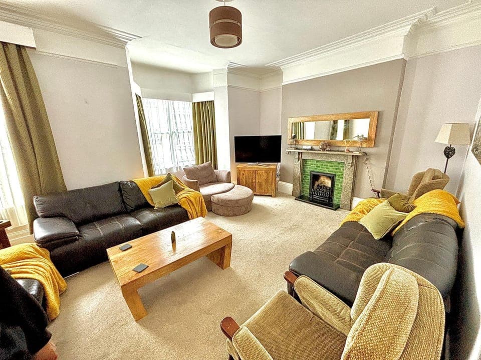 Communal lounge/ TV room, TV and multimedia, Living room, Seating area, Evening entertainment