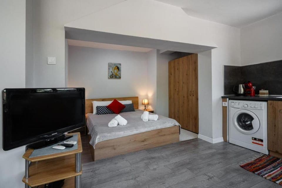 Communal lounge/ TV room, Bed, washing machine