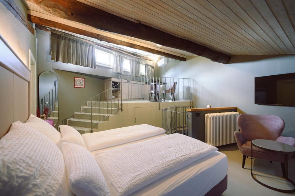 Bed, TV and multimedia, Coffee/tea facilities, Living room, Photo of the whole room, Seating area, Bedroom, stove