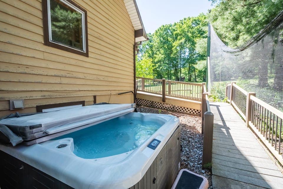 Sunkissed Lodge House in McHenry