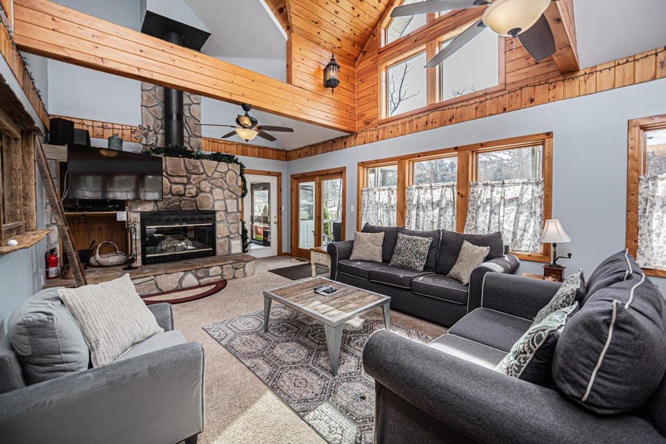 Sunkissed Lodge House in McHenry