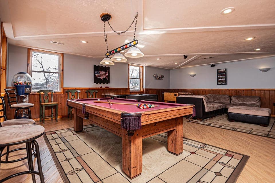 Sunkissed Lodge House in McHenry