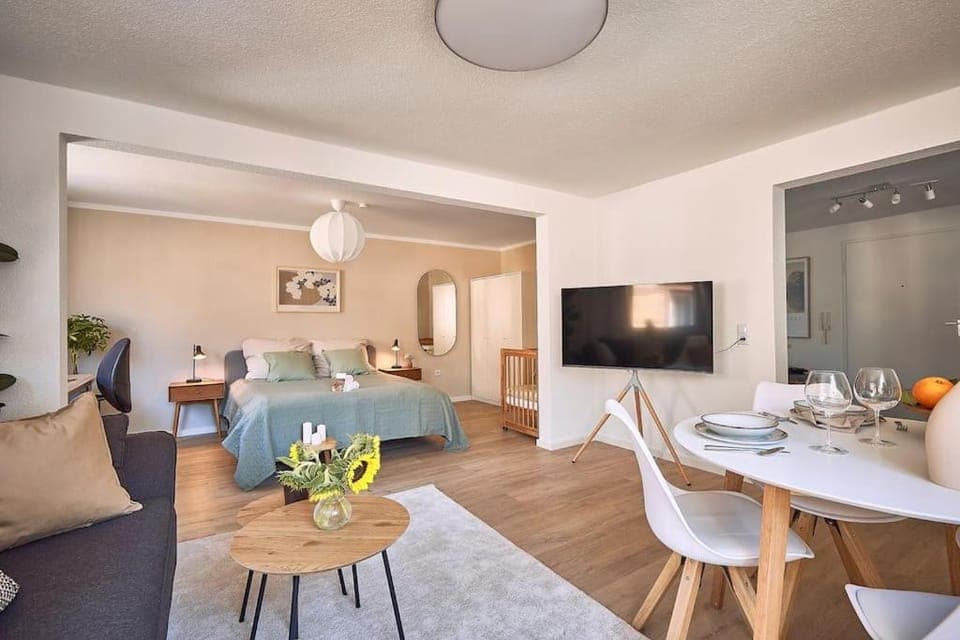 TV and multimedia, Living room, Seating area, Dining area, Evening entertainment