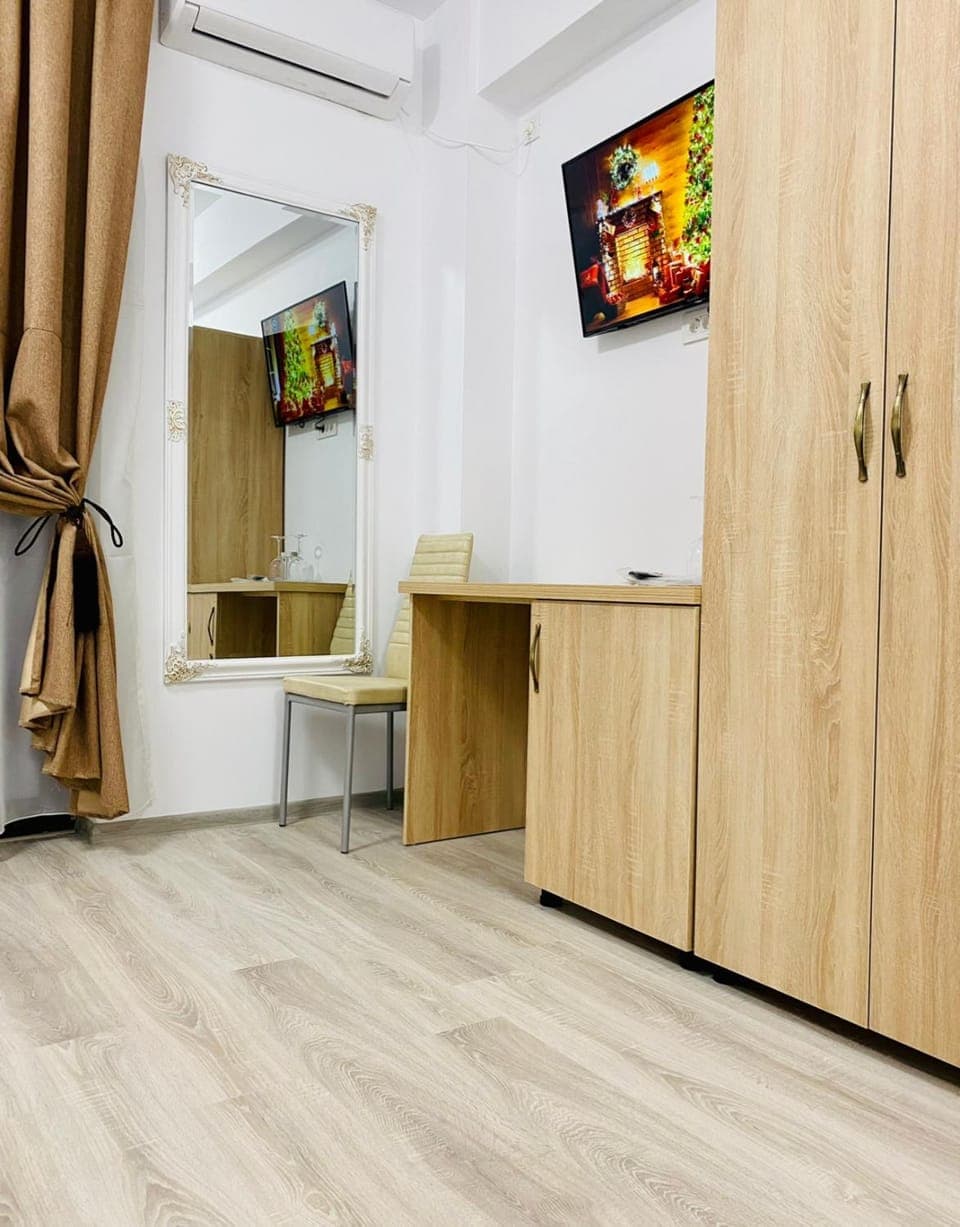 hair dresser, wardrobe