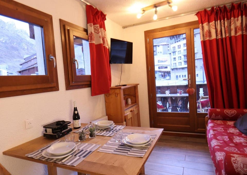 Bed, TV and multimedia, Photo of the whole room, Dining area, Bedroom