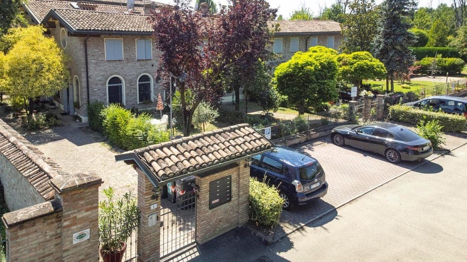 Property building, Spring, Day, Garden, Garden view, Location, Parking