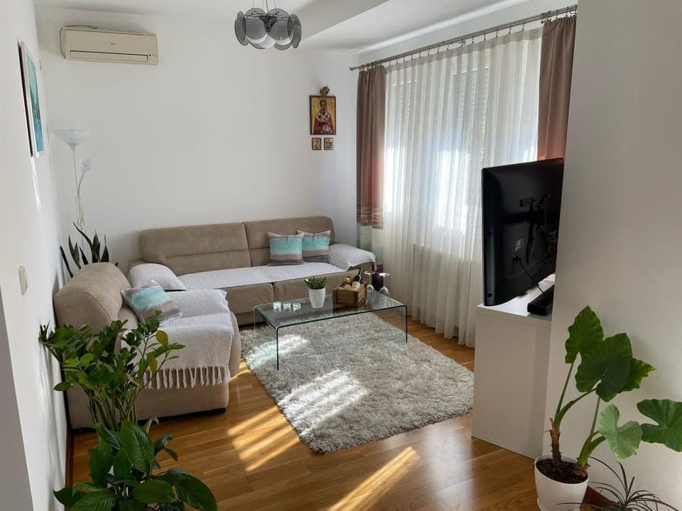 TV and multimedia, Living room, Seating area, air conditioner
