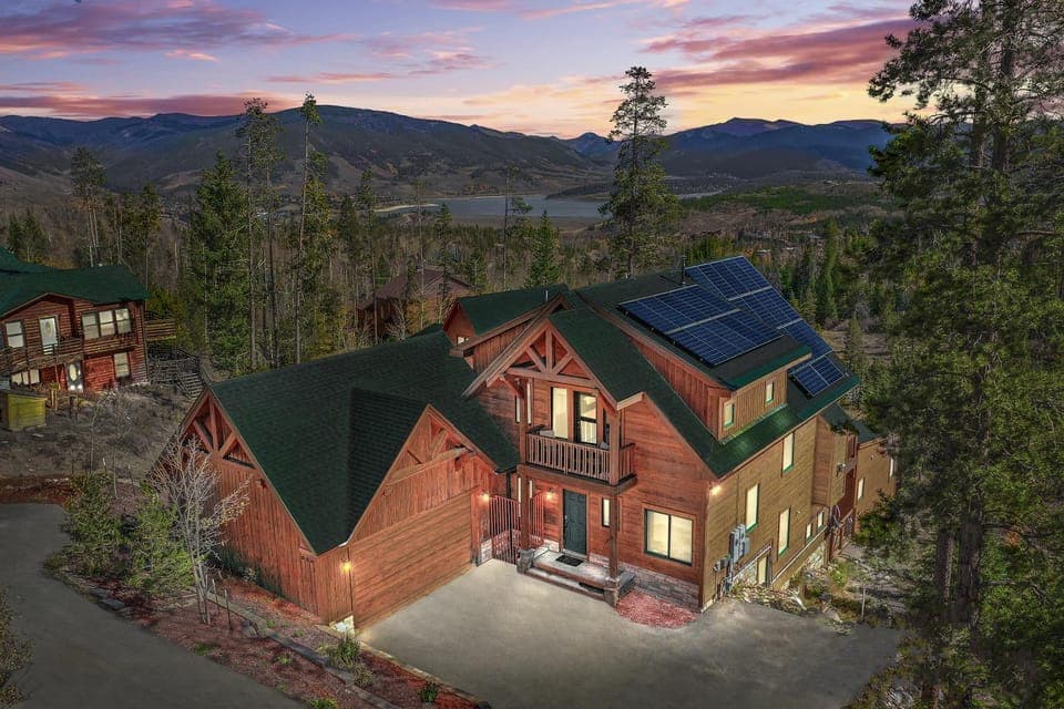 Beautiful 7 BEDROOM, 3 gathering areas, pool table, hot tub, and huge deck with 360-degree views!! House in Wildernest