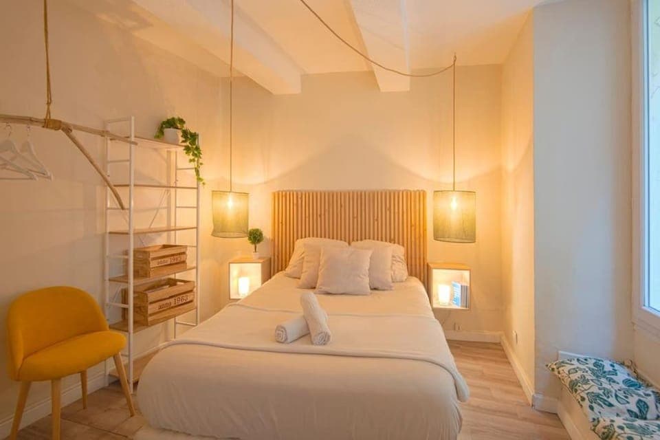 Bed, Photo of the whole room, Bedroom, towels