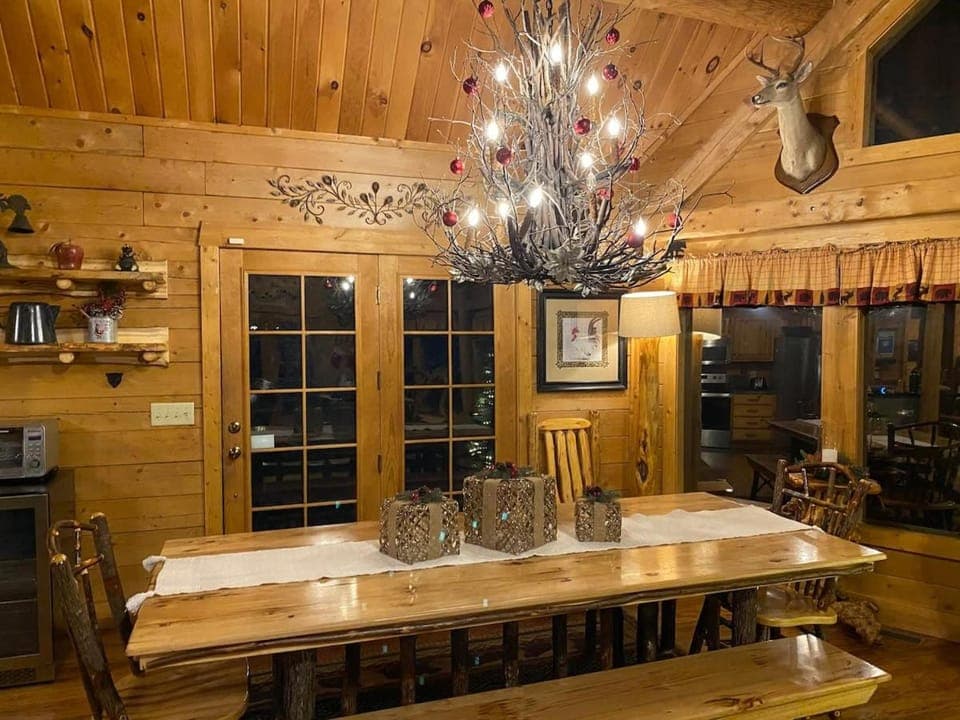 Beautiful 6 bdr cabin with hot tub in the Smokies! Cabin in Pigeon Forge