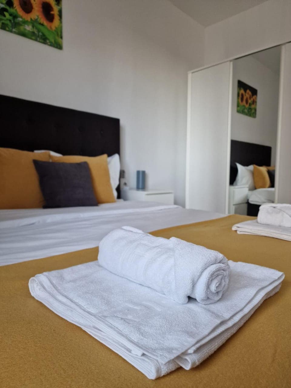 Bed, Photo of the whole room, Bedroom, towels