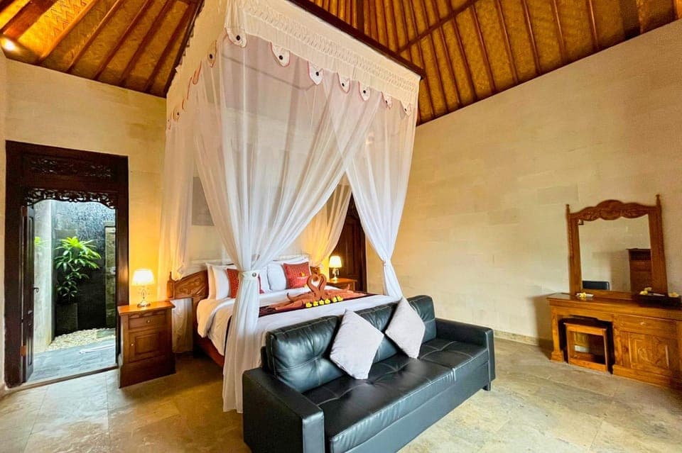 Bed, Photo of the whole room, Seating area, Bedroom