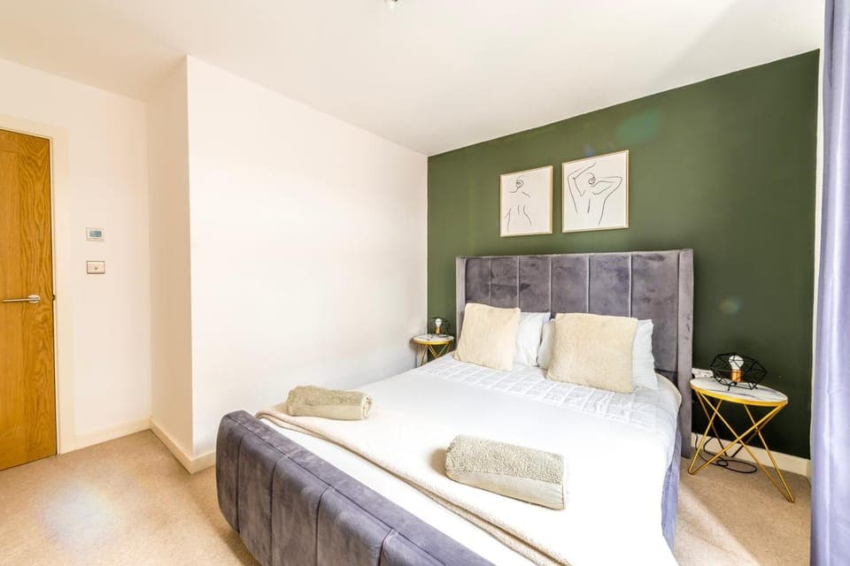 Bed, Photo of the whole room, Bedroom, towels