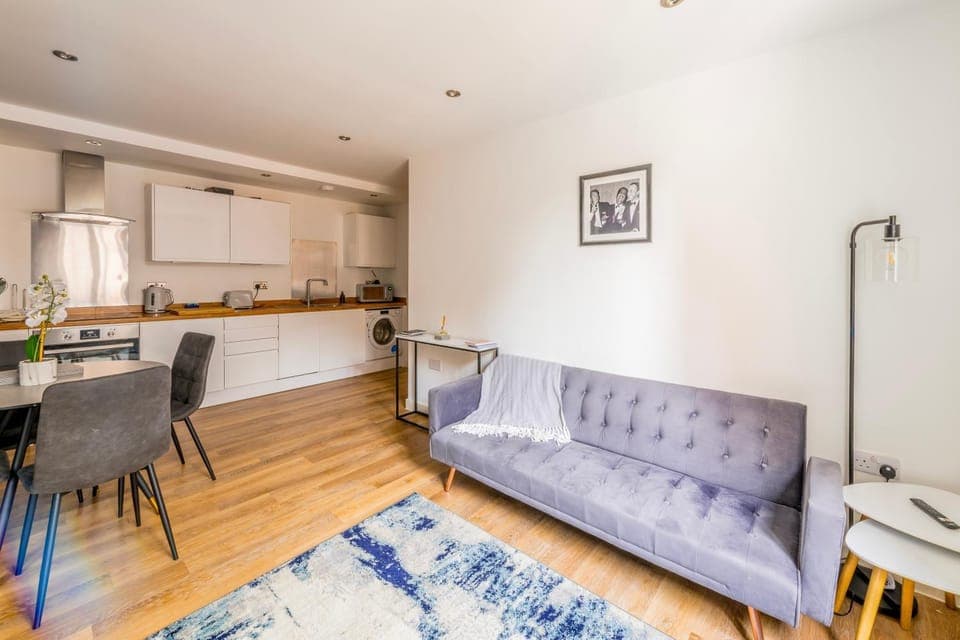 Kitchen or kitchenette, Living room, Seating area, Dining area