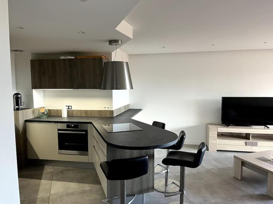 TV and multimedia, Kitchen or kitchenette, Dining area, oven, stove