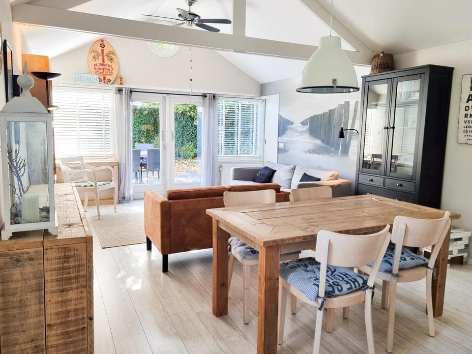 Kitchen or kitchenette, Seating area, Dining area, fireplace