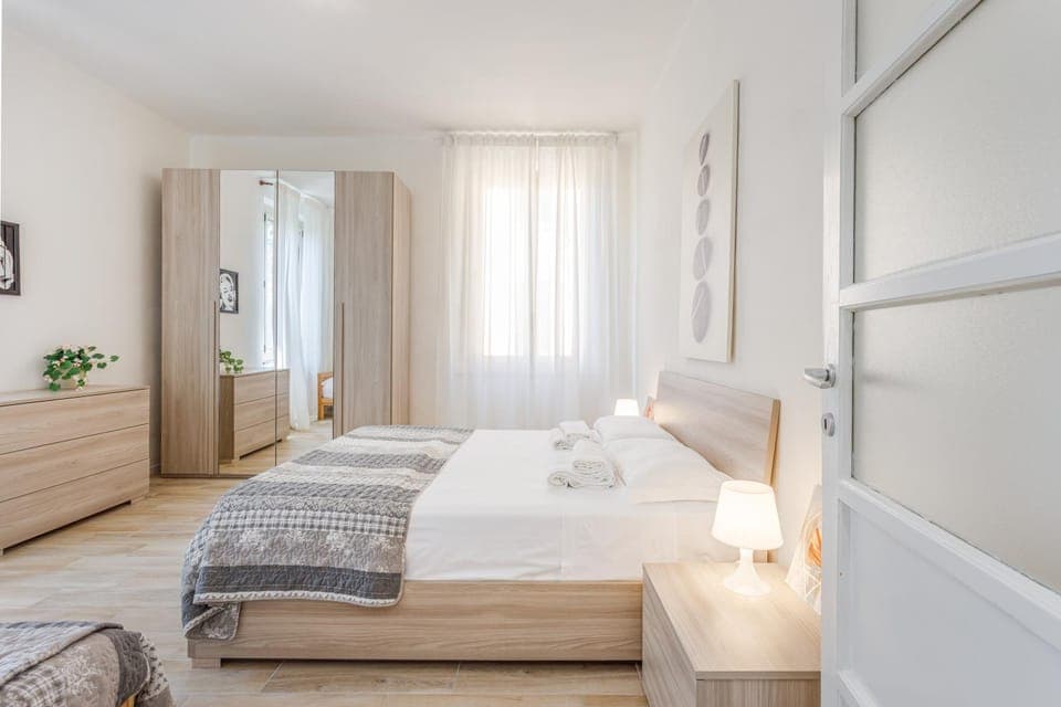 Photo of the whole room, Bedroom, towels, wardrobe