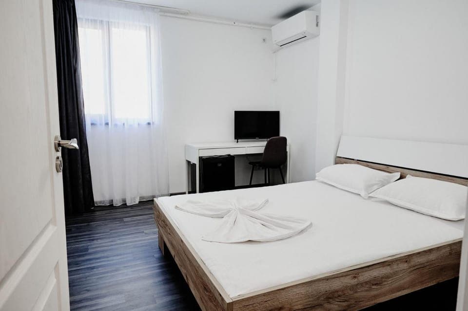 Bed, TV and multimedia, Photo of the whole room, Bedroom, air conditioner