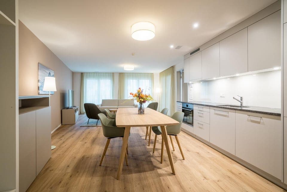 Kitchen or kitchenette, Dining area