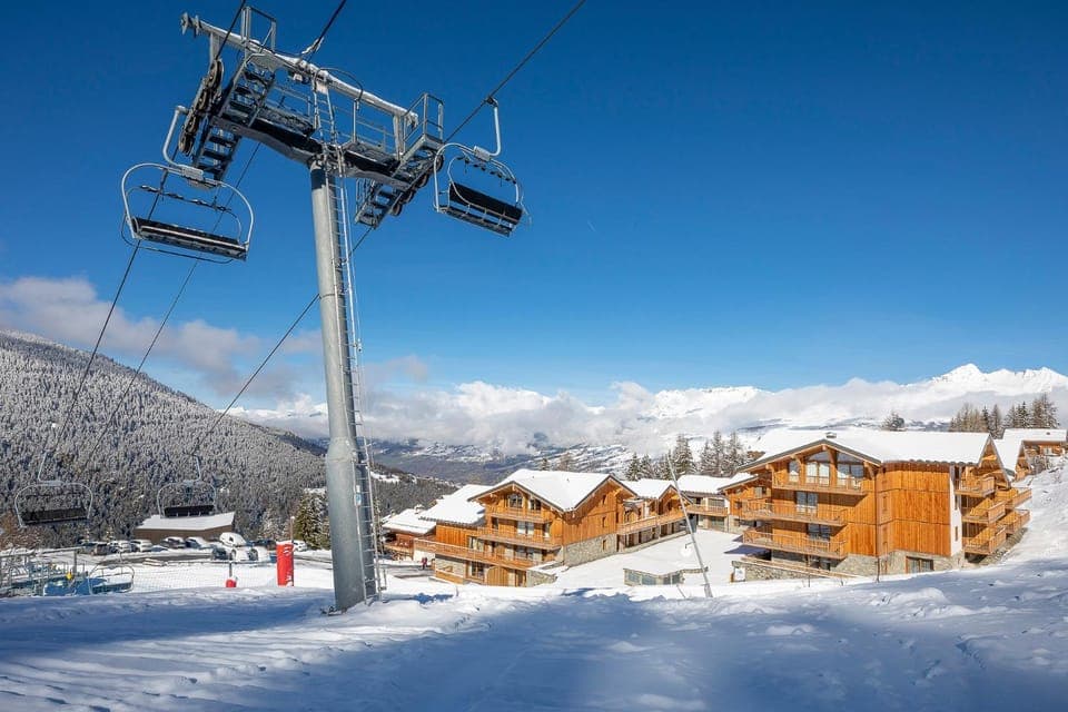 Property building, Day, Natural landscape, Winter, Mountain view