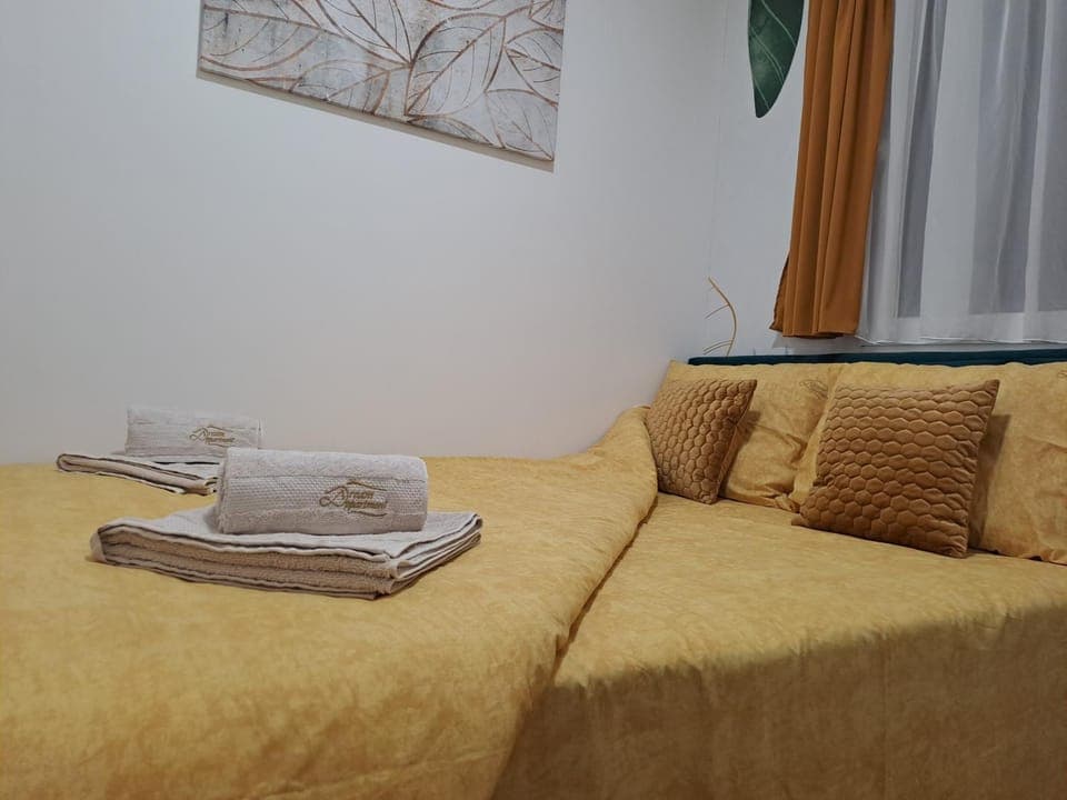 Bed, Photo of the whole room, Bedroom, towels