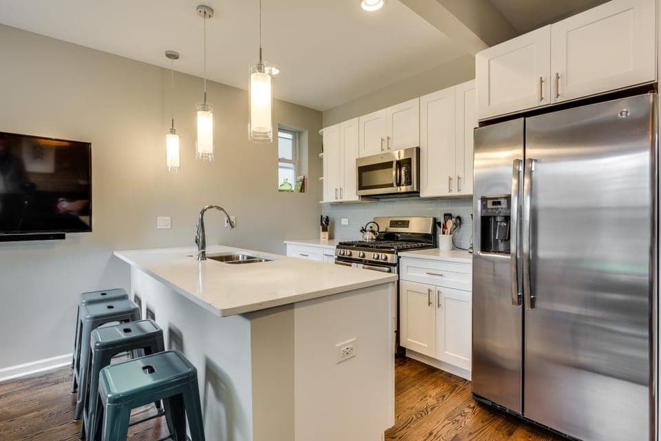 Vibrant & Stylish 4 Bed Condo near Humboldt Park Apartment in Chicago