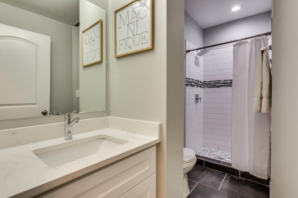 Vibrant & Stylish 4 Bed Condo near Humboldt Park Apartment in Chicago