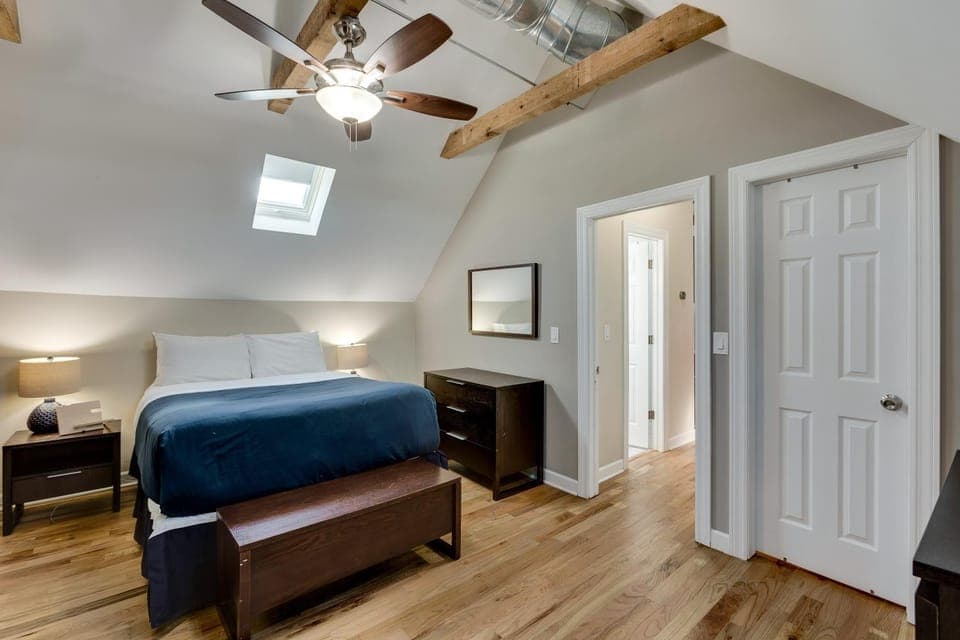 Old Town Elegance Awaits You in This Classic Chicago Stunner! apts Apartment in Bucktown