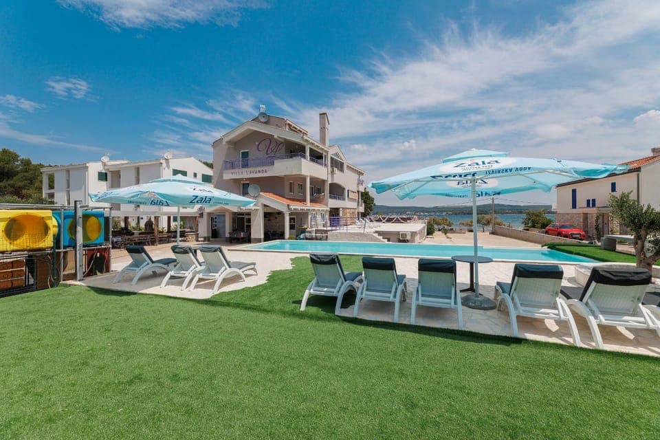 Property building, Day, Balcony/Terrace, Swimming pool, Swimming pool, sunbed