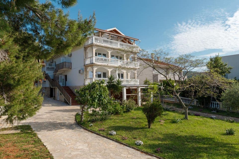 Property building, Day, Garden, Garden