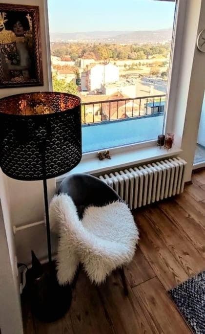 Natural landscape, View (from property/room), Balcony/Terrace, Living room, Seating area, City view, Mountain view