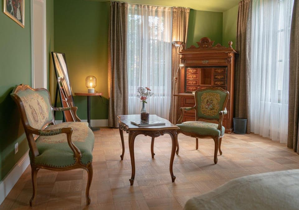 Living room, Photo of the whole room, Seating area