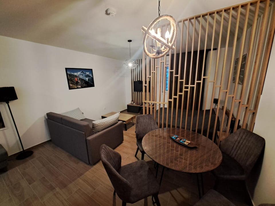 Communal lounge/ TV room, TV and multimedia, Living room, Seating area, Dining area