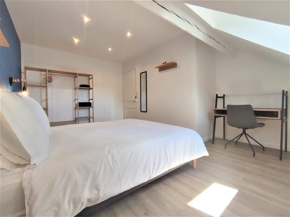 Bed, Photo of the whole room, Bedroom