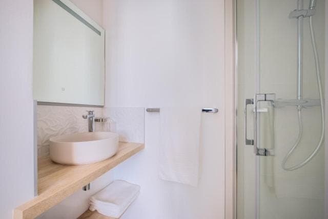 Shower, Bathroom, towels