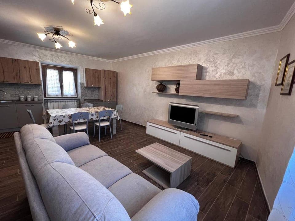 TV and multimedia, Kitchen or kitchenette, Living room, Dining area, Evening entertainment, stove