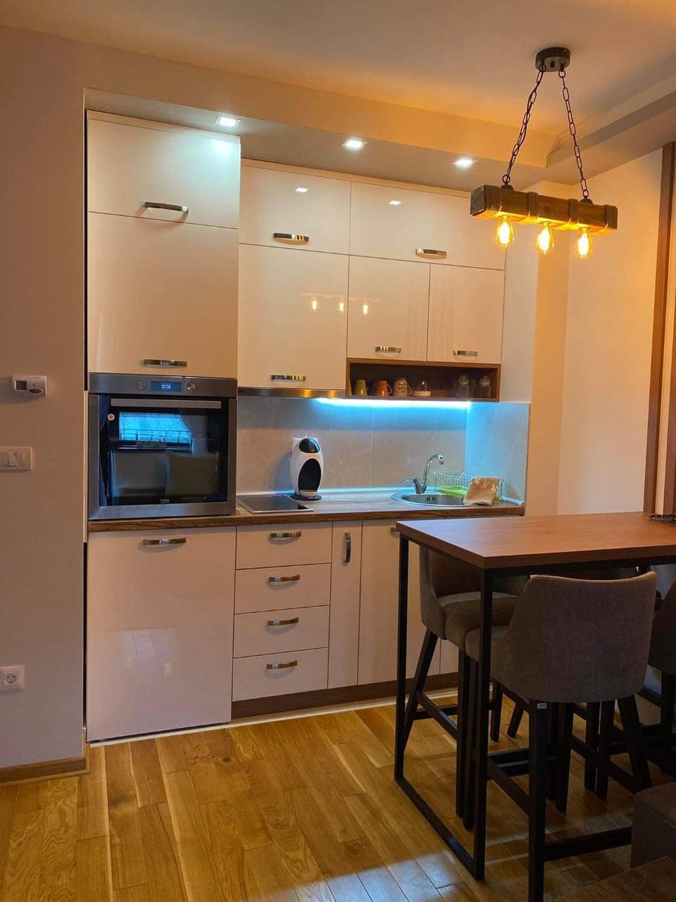 Kitchen or kitchenette, Dining area, minibar