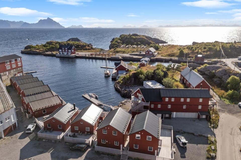 Property building, Day, Neighbourhood, Natural landscape, Bird's eye view, Lake view, Sea view, Location