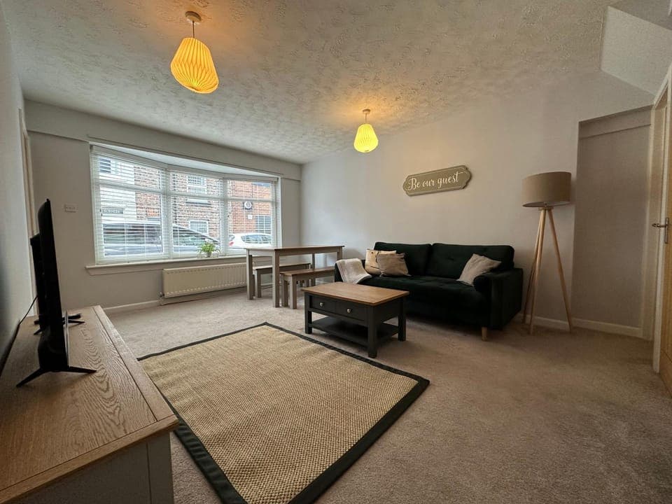 TV and multimedia, Living room, Photo of the whole room, Seating area, hair dresser