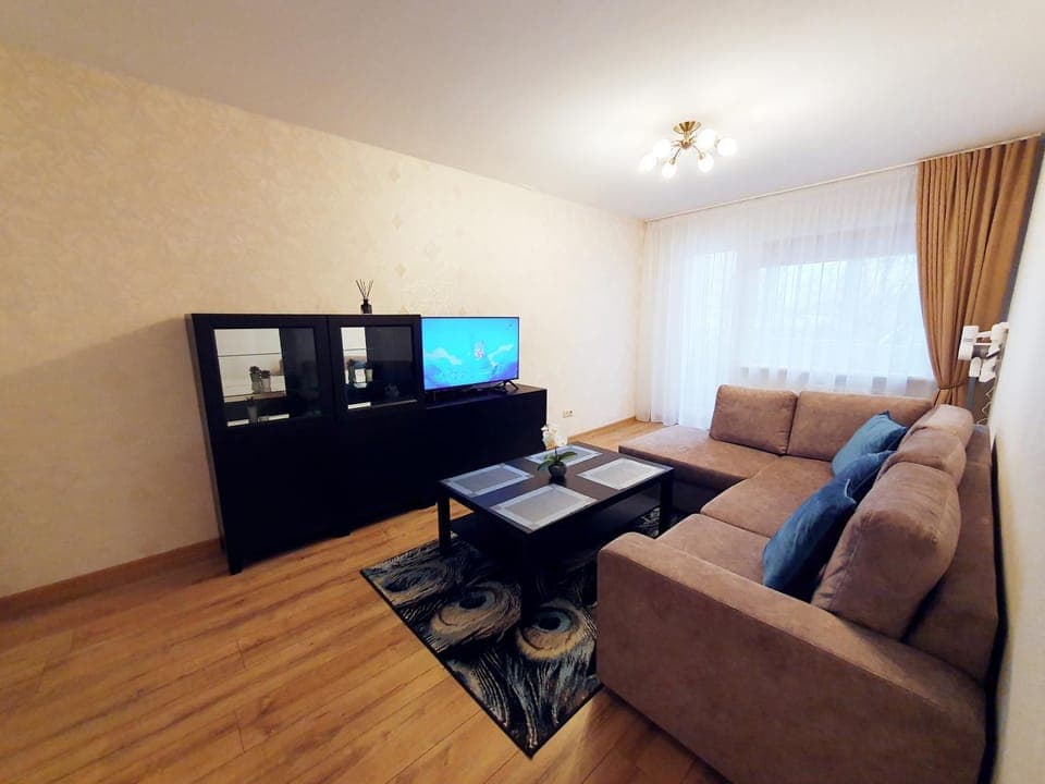 TV and multimedia, Living room, Seating area, Evening entertainment