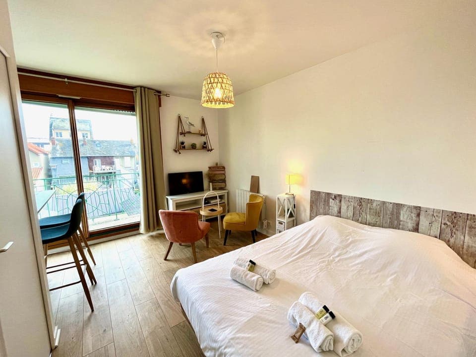 Bed, Photo of the whole room, Seating area