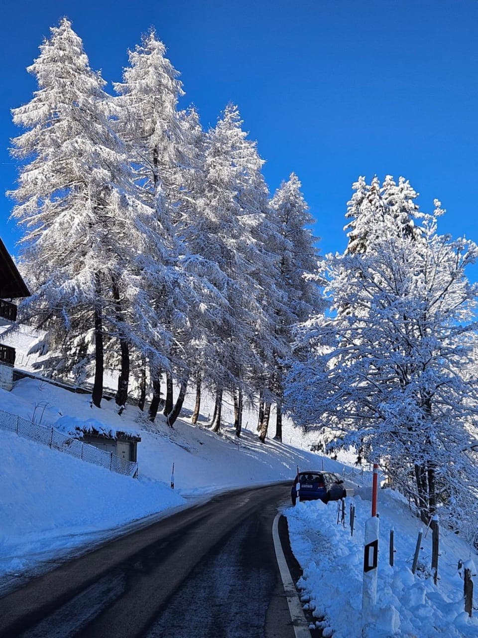 Property building, Day, Neighbourhood, Natural landscape, Winter, Mountain view