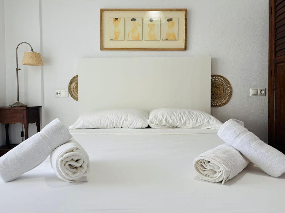 Bed, Photo of the whole room, Bedroom, towels