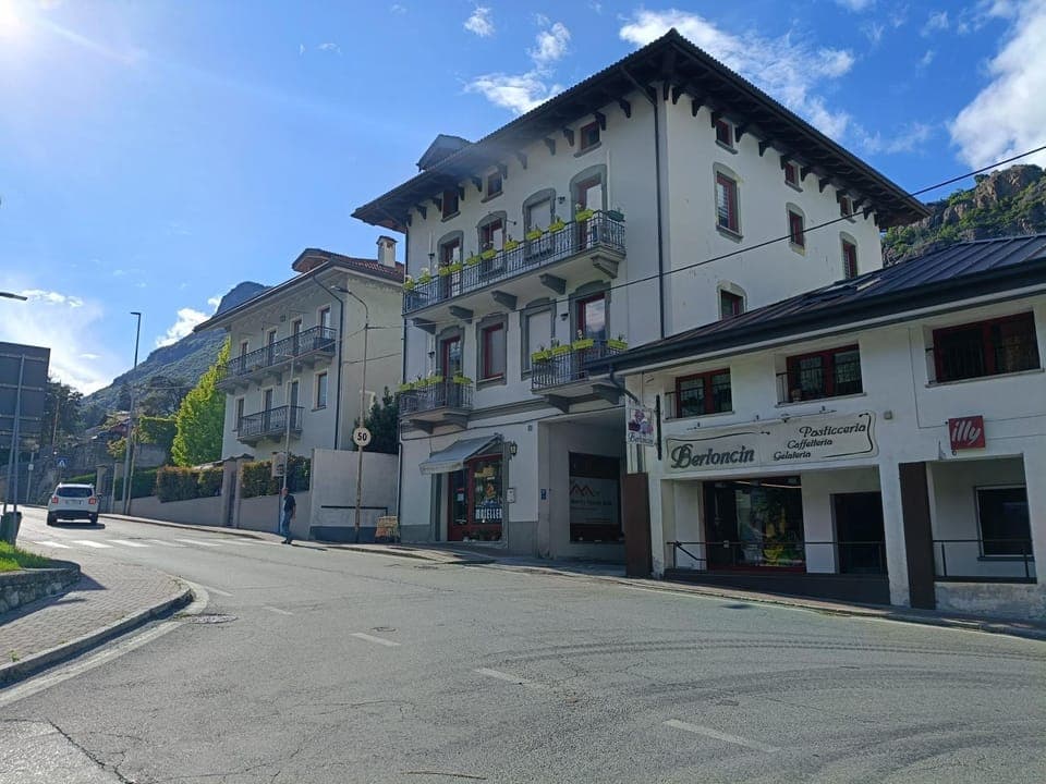 Property building, Neighbourhood, Location