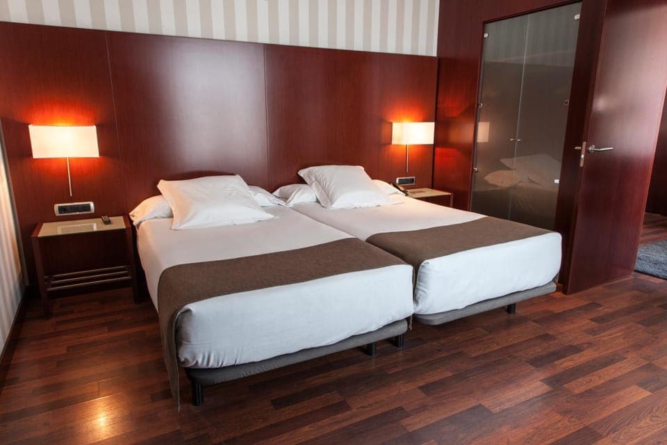 Photo of the whole room, Decorative detail